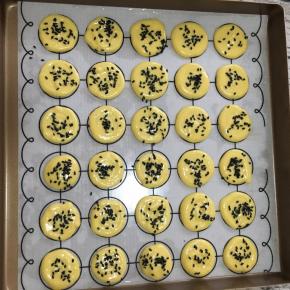 撒上黑芝麻，180度烤约14分钟