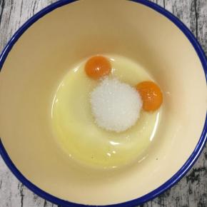 鸡蛋加入砂糖，用打蛋器快速搅打2-3分钟