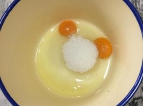 鸡蛋加入砂糖，用打蛋器快速搅打2-3分钟