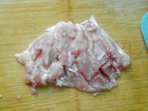 鸡腿去骨摊开在案板上，把肉厚的地方切开一些