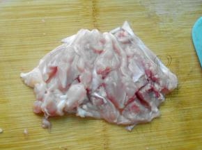 鸡腿去骨摊开在案板上，把肉厚的地方切开一些