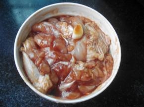处理好的鸡腿放入碗中，加入蒜片、料酒、白胡椒粉、生抽、叉烧酱等所有调料抓匀，盖上保鲜膜放入冰箱冷藏腌渍至少3个小时