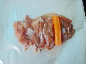 取出腌好的鸡腿，摊开放在锡纸上，放上切好的胡萝卜条