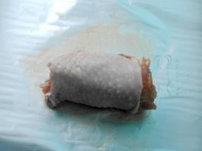 把鸡肉从一边卷起