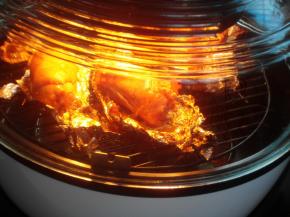 20分钟后将锡纸打开，表面刷上腌制剩下的酱汁，两面各烤5分钟