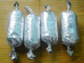 用锡纸像卷糖果一样收紧卷起，两头捏好