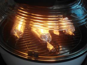 把卷好的鸡腿卷放空气炸锅的烤架上，先烤20分钟