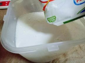 把剩余的3袋牛奶加入酸奶盒中。