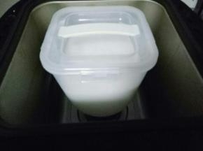 盖上盖子放入面包机中。