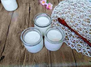 装入消过毒的酸奶瓶中，盖上盖子，凉后放入冰箱冷藏保存。