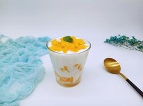 首先杯子底先放一个切好的芒果，再倒入酸奶，上面再放一些芒果即可食用。