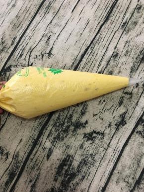 用刮刀搅拌均匀后把面糊装入裱花袋