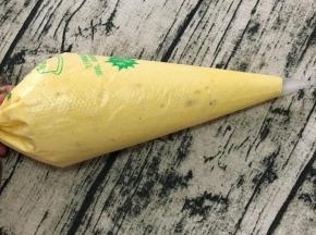 用刮刀搅拌均匀后把面糊装入裱花袋