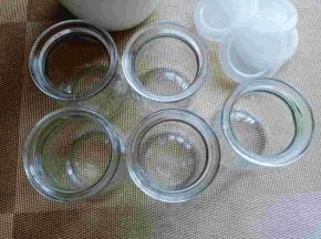 装酸奶的瓶子一定要消毒，消毒方式:消毒柜，高温消毒，沸水煮烫都可以。