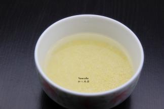 小米清水洗净，捞出；