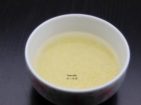 小米清水洗净，捞出；