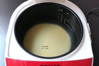 洗净的小米放入电饭锅中，加适量的清水；
