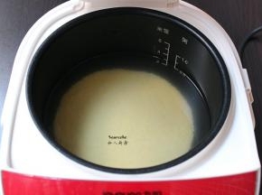 洗净的小米放入电饭锅中，加适量的清水；