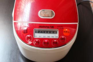 盖上盖子，按煮粥/汤键；PS： 每个电饭锅不同，功能不同