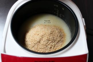 煲好的粥，加入白砂糖、麦胚；