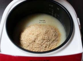 煲好的粥，加入白砂糖、麦胚；