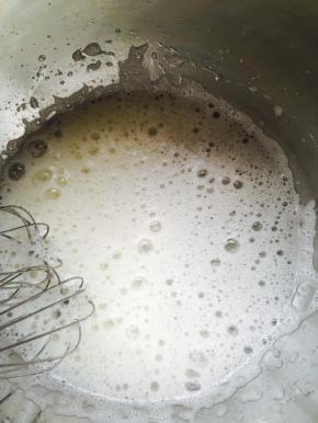 分三次加入60克砂糖，打出大眼泡状加入第一次砂糖