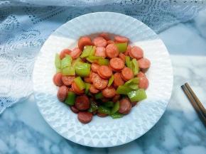 出锅装盘食用即可，甜辣口的烤肠，吃起来软弹味道不错哦！