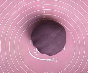 加少许纯牛奶揉成光滑不粘手面团即可（紫薯蒸熟偏干需要加水或者纯牛奶）