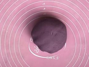 加少许纯牛奶揉成光滑不粘手面团即可（紫薯蒸熟偏干需要加水或者纯牛奶）