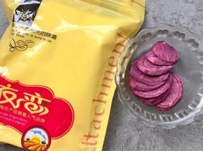 食材准备：紫薯1个去皮切片、木薯粉适量、纯牛奶、白糖

如果有人问怎么不精确到多少克？婧妞答：做这个芋圆觉得没有必要纠结食材多少克，紫薯蒸熟加木薯粉会有点干加少许牛奶揉成不粘手的面团即可。做出来口感也非常好的。