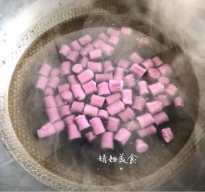 锅里烧开水把紫薯芋圆放进去煮熟