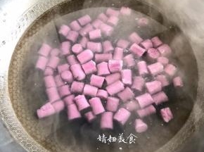 锅里烧开水把紫薯芋圆放进去煮熟
