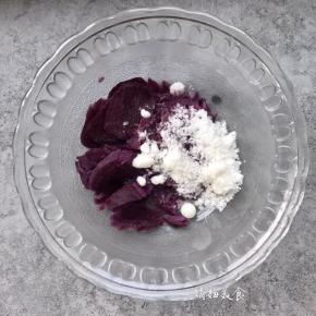 紫薯切片上锅蒸20分钟熟透，根据家人口味添加适量的白糖