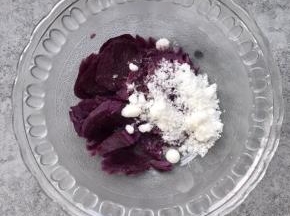 紫薯切片上锅蒸20分钟熟透，根据家人口味添加适量的白糖