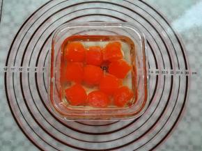 蛋黄从冰箱里取出彻底解冻，用没过蛋黄的植物油泡2天