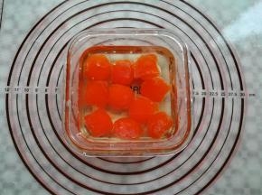 蛋黄从冰箱里取出彻底解冻，用没过蛋黄的植物油泡2天