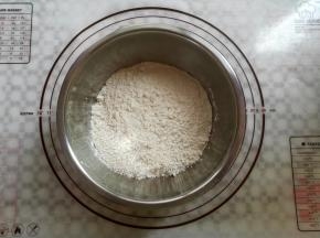 忘记买中粉，用40%面包粉，加60%蛋糕粉，混合过筛2次