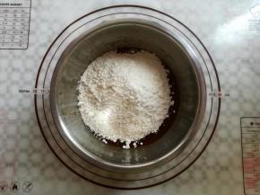 加入过筛好的面粉