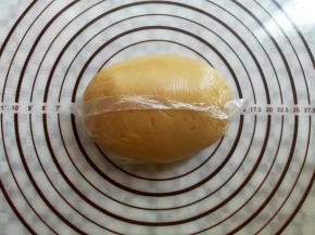 用保鲜袋把面团装起来室温下松弛2小时