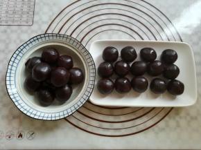 先分出10个22克的豆沙馅球，再分出15个18克的豆沙馅球