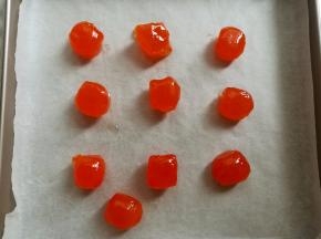 把咸蛋黄放到垫了油纸的烤盘里