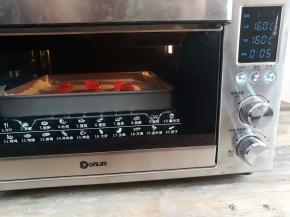 放入预热好的烤箱中层上下火160度烤5分钟，一边烤蛋黄一边去包豆沙凤梨馅球