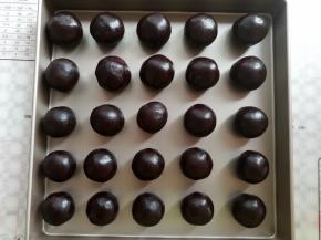 豆沙蛋黄馅球包好以后再稍微揉圆一下放一边备用