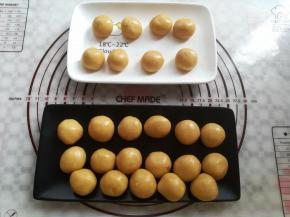 所有的月饼馅球包好放到盘子里备用