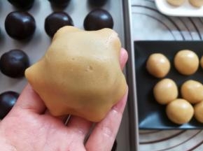 月饼皮倒扣过来包住月饼馅球