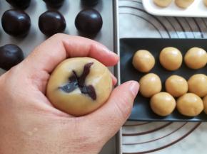 用左手的虎口慢慢的把月饼皮推好封口