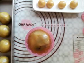 把月饼球放入学厨的月饼模具中