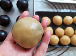 月饼球做好以后轻轻揉圆一下，（我用的配方不用沾面粉）