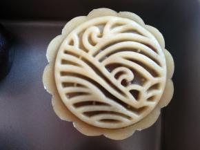把学厨模具倒扣在烤盘里，压出月饼雏形