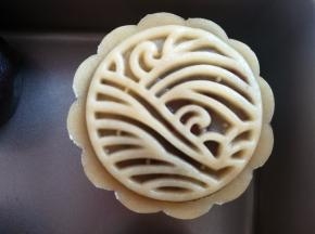 把学厨模具倒扣在烤盘里，压出月饼雏形